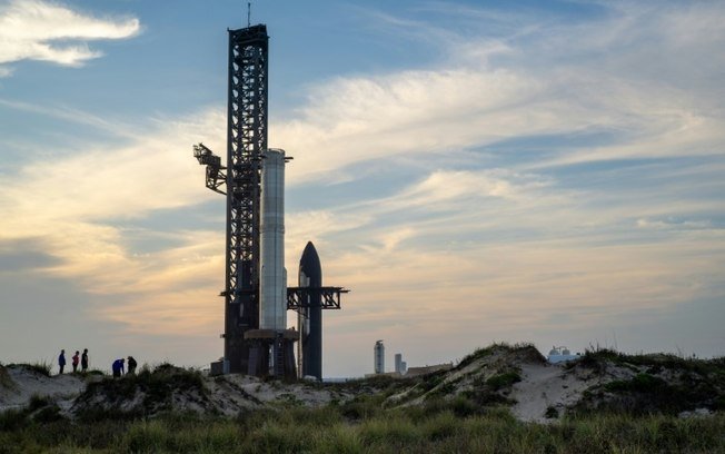 O megafoguete Starship, da SpaceX, em sua plataforma de lançamento em Boca Chica, Texas, em 3 de março de 2025